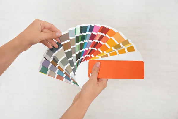 Kobiece Projektanta Wnętrz Próbek Kolorów Palety Jasnym Tle Zbliżenie — Zdjęcie stockowe