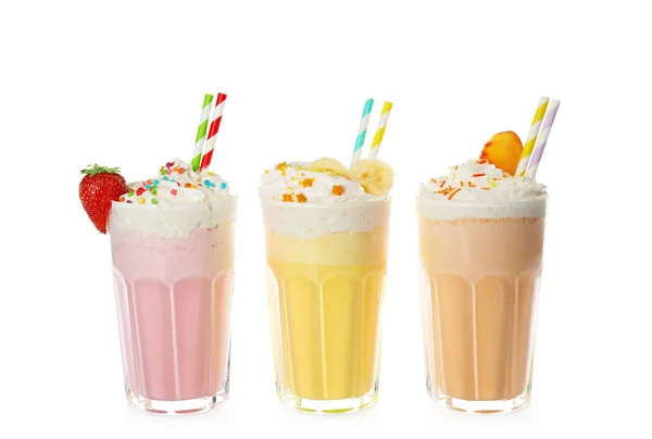 Gläser Mit Leckeren Milchshakes Auf Weißem Hintergrund — Stockfoto