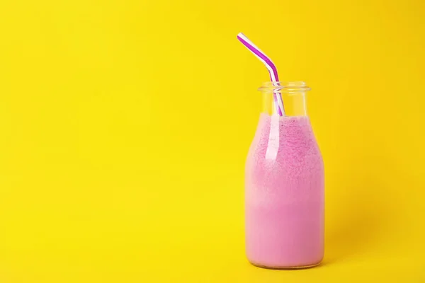 Flasche Leckerer Milchshake Und Platz Für Text Auf Farbigem Hintergrund — Stockfoto