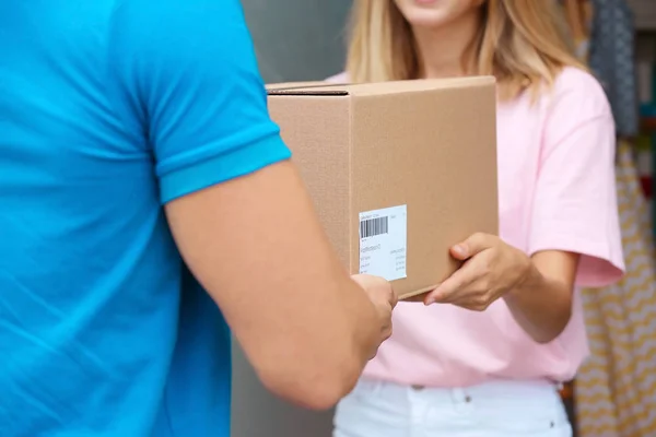 Jonge Courier Werken Met Papieren Onder Percelen Aan Tafel Levering — Stockfoto