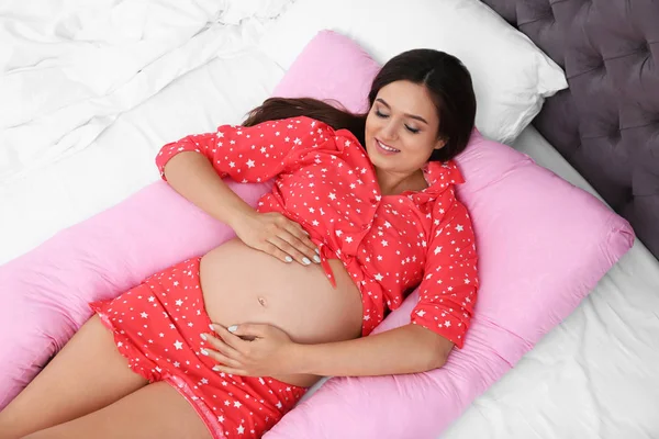 Hermosa Mujer Embarazada Acostada Con Almohada Maternidad Cama Casa Vista —  Fotos de Stock