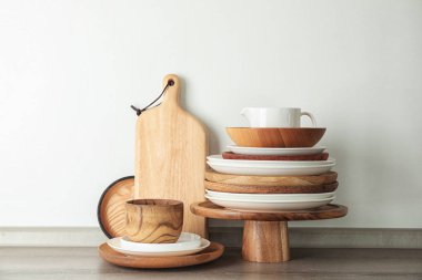Açık renkli karşı masada dishware kümesi. İç öğesi
