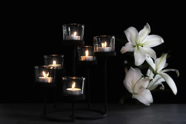 燃える蝋燭と暗い背景の花です 葬儀のシンボル — ストック写真