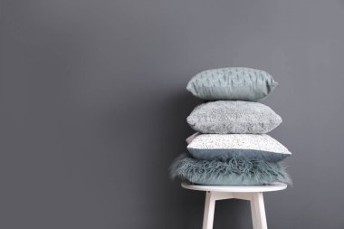 Sandalye ile birçok farklı yastıklar ve renk arka plan üzerinde metin için yer