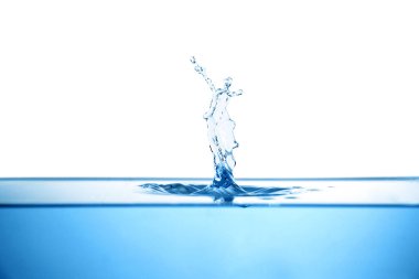Splash beyaz zemin üzerine mavi su
