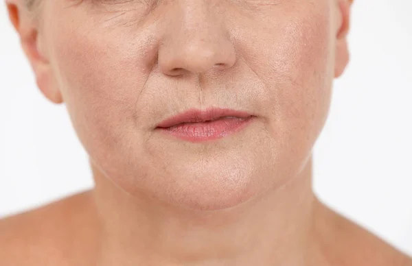 Όμορφη Ηλικιωμένη Γυναίκα Άσπρο Φόντο Closeup Των Χειλιών — Φωτογραφία Αρχείου