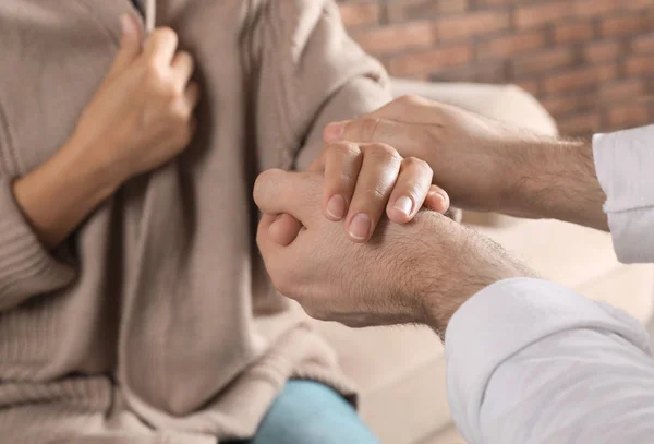 Hombre Sosteniendo Mano Mujer Interior Cerca Concepto Apoyo Ayuda — Foto de Stock