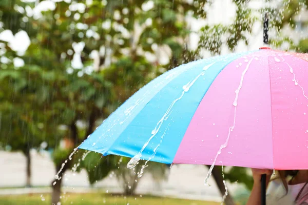 Personne Avec Parapluie Lumineux Sous Pluie Dans Rue Gros Plan — Photo