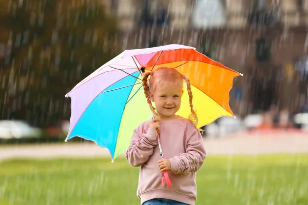 Happy Mother Daughter Bright Umbrella Rain Outdoors — Stock Photo, Image