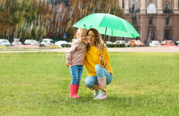 Feliz Madre Hija Con Paraguas Brillante Bajo Lluvia Aire Libre — Foto de Stock