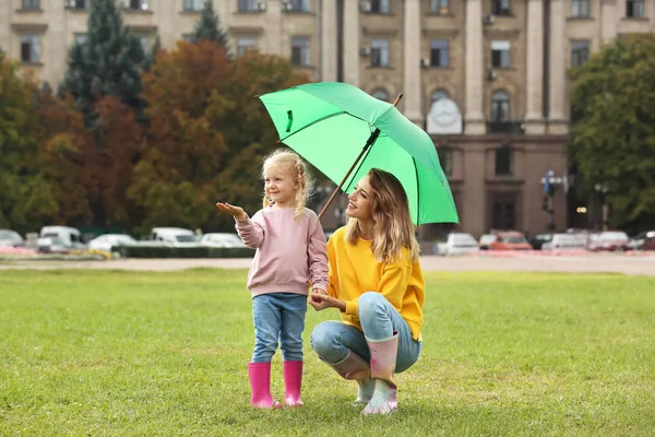 Mãe Feliz Filha Com Guarda Chuva Brilhante Sob Chuva Livre — Fotografia de Stock