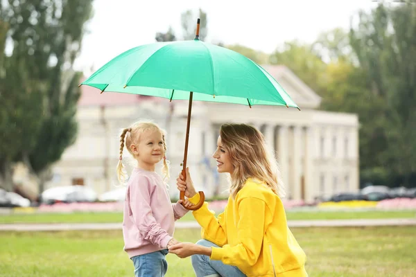 Mãe Feliz Filha Com Guarda Chuva Brilhante Sob Chuva Livre — Fotografia de Stock