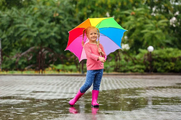 Счастливые Мать Дочь Ярким Зонтиком Дождем Открытом Воздухе — стоковое фото