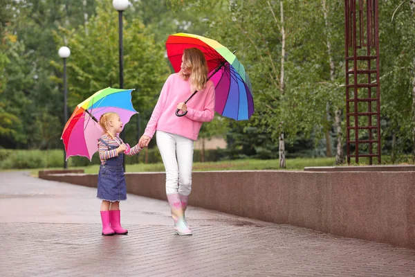 Felice Madre Figlia Con Ombrelloni Luminosi Passeggiando Nel Parco — Foto Stock