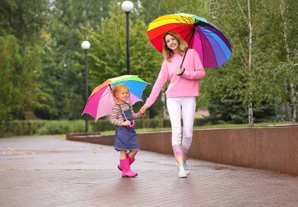 Felice Madre Figlia Con Ombrelloni Luminosi Passeggiando Nel Parco — Foto Stock