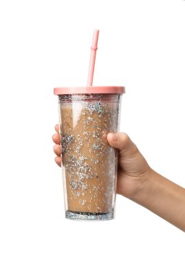 Glitter kahve bardak beyaz izole saman ile tutan kadın