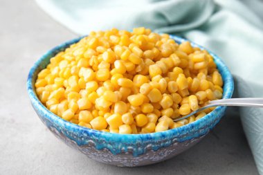 Gri masada mısır taneleri ile kase