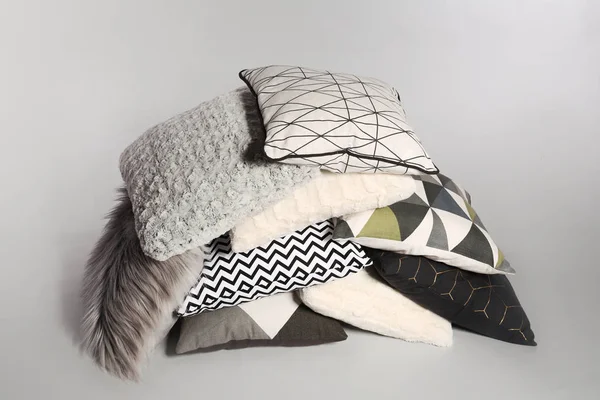 Pilha Travesseiros Decorativos Elegantes Fundo Claro — Fotografia de Stock