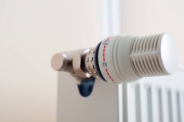 Işık duvar, closeup yakınındaki termostat ile radyatör Isıtma