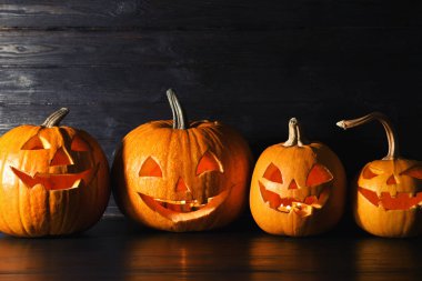 Cadılar Bayramı Balkabağı kafa jack fenerler ahşap arka plan karşı masada