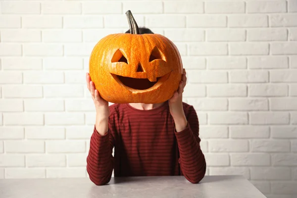 Vrouw Met Halloween Pompoen Hoofd Hefboom Lantaarn Tegen Muur — Stockfoto