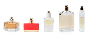 Beyaz arka plan üzerinde farklı boş parfüm şişeleri ile ayarla