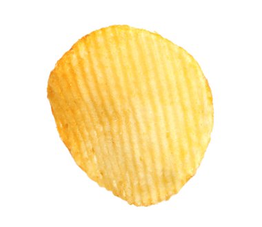 Beyaz zemin üzerine lezzetli ridged patates cipsi