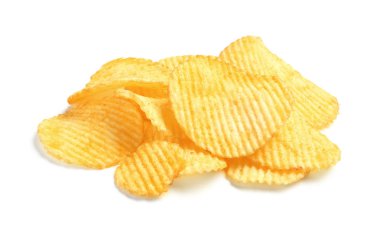 Beyaz zemin üzerine lezzetli ridged patates cipsi