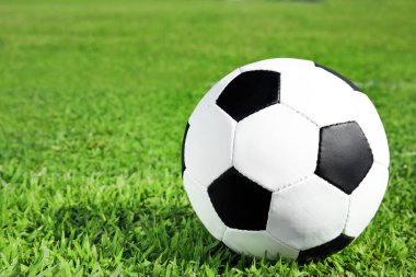 Taze yeşil futbol alanı çimenlerin üzerinde futbol topu. Metin için yer