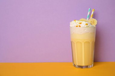 Bardak muzlu süt lezzetli ve renkli arka plan üzerinde metin için yer