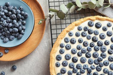 Lezzetli blueberry pasta gri tablo ile düz yatıyordu kompozisyon