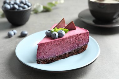 Plaka gri masada lezzetli blueberry pasta parçası ile