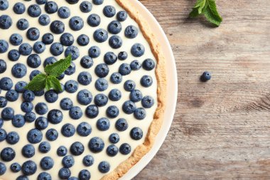 Lezzetli blueberry pasta ve ahşap masa üzerinde metin için yer düz yatıyordu kompozisyonu