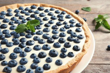 Ahşap masa üzerinde blueberry ile lezzetli kek
