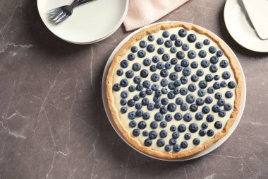 Lezzetli blueberry pasta ve metin gri tablo için yer düz yatıyordu kompozisyonu