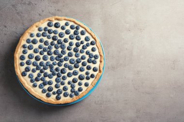 Lezzetli blueberry pasta üzerinde gri arka plan, metin için yer ile üstten görünüm