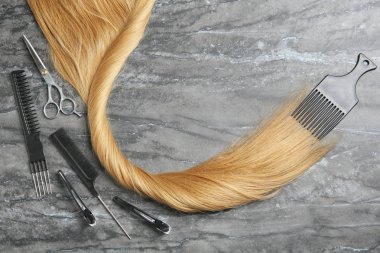 Saç salonu araçları ve gri arka plan üzerinde metin için yer düz yatıyordu kompozisyonu