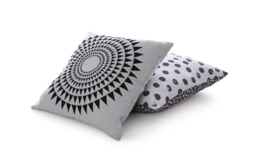 Beyaz arka plan üzerinde farklı renkli yastıklar