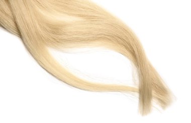 Sağlıklı sarı saçlı beyaz arka plan üzerinde kilitleri