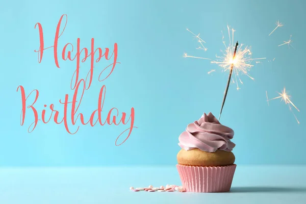 Νόστιμα Cupcake Καύση Αστρακι Και Χαιρετισμό Happy Birthday Χρώμα Φόντου — Φωτογραφία Αρχείου
