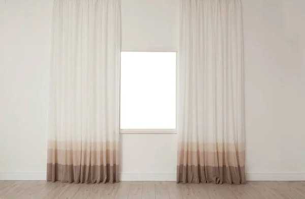 Bílá Zeď Moderní Okna Záclony Uvnitř Interiér Obývacího Pokoje — Stock fotografie