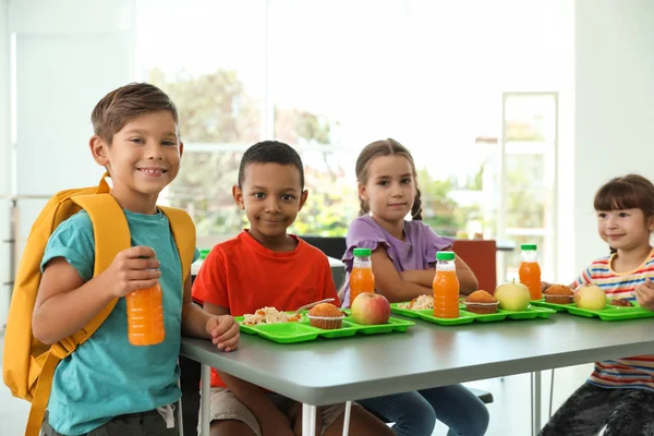 孩子们坐在餐桌上 在学校休息时吃健康的食物 — 图库照片
