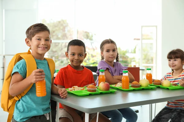 Crianças Sentadas Mesa Comendo Alimentos Saudáveis Durante Intervalo Escola — Fotografia de Stock