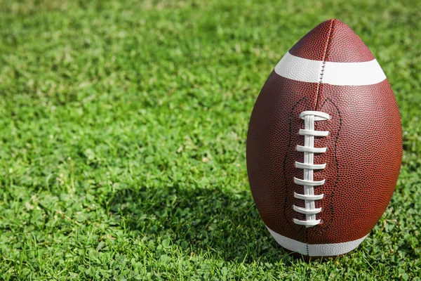 Pelota Fútbol Americano Césped Verde Fresco Espacio Para Texto —  Fotos de Stock