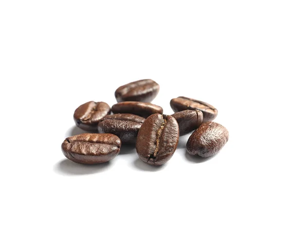 Högen Med Rostade Kaffebönor Vit Bakgrund — Stockfoto