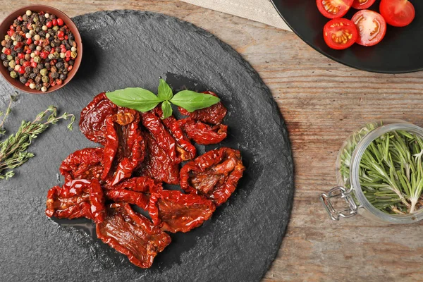 Smakelijke Zongedroogde Tomaten Een Houten Tafel Plat Lag — Stockfoto