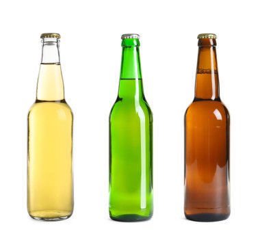Beyaz arka planda farklı bira şişeleriyle ayarlandı
