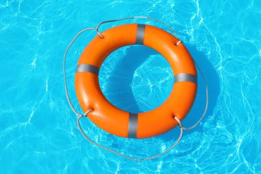 Güneşli gün, üstten görünüm yüzme havuzunda yüzen Lifebuoy