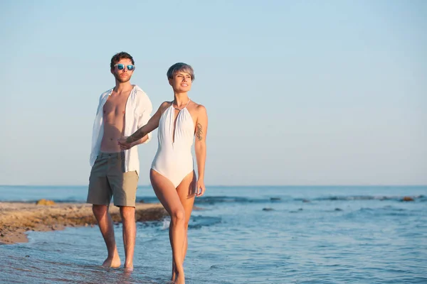 Casal Jovem Descansando Com Copos Vinho Rede Praia — Fotografia de Stock