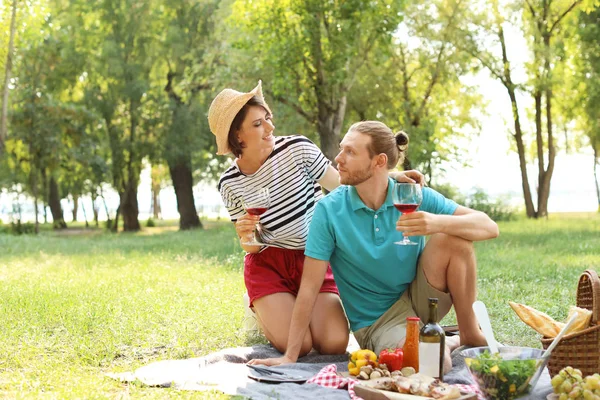 Glückliches Paar Mit Weingläsern Auf Dem Rasen Sitzend Sommerpicknick — Stockfoto